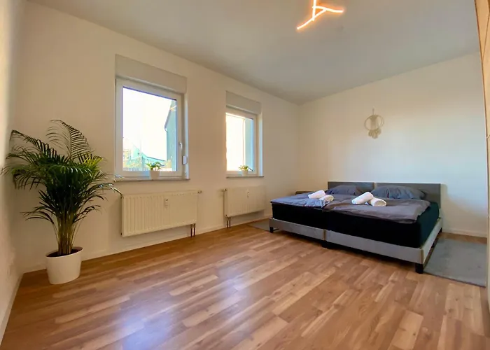HOCHWERTIGE Ferienwohnung mit 7qm Balkon, Netflix, Kaffeeautomat, RainShower Bad