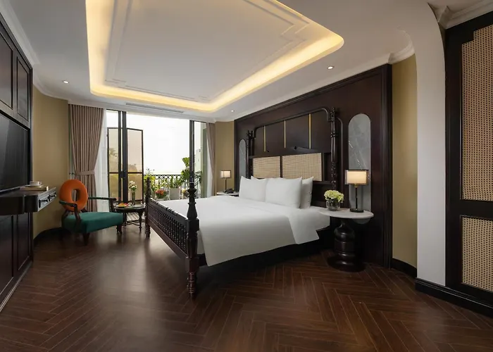 May De Ville Crown Hotel