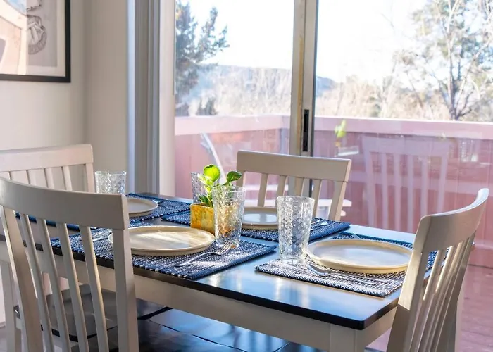 Artsy Half-House, Walk To Hiking Trails &Wine Bars! Yard, Firepit