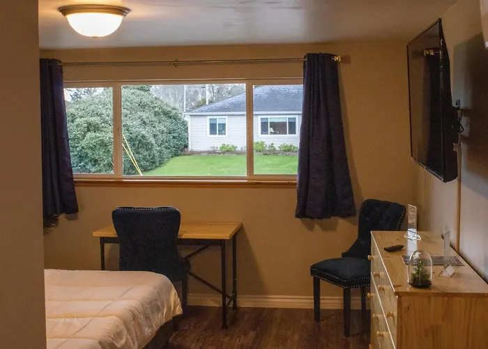Redwood Cul De Sac Beach Retreat Jumping Mat Firepit Gazebo Grill Air Conditioning Bikes 4 Tvs