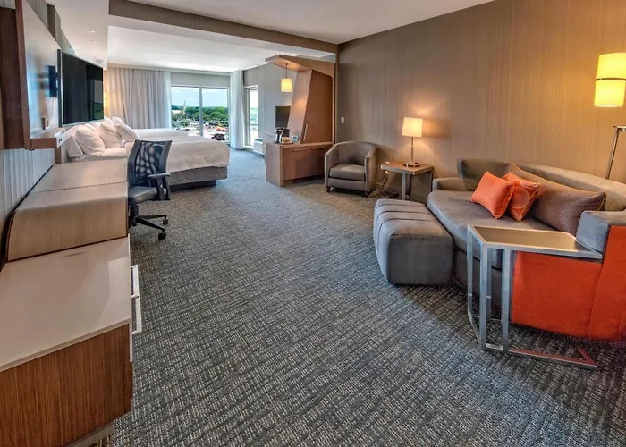 Courtyard By Marriott Westbury Long Island