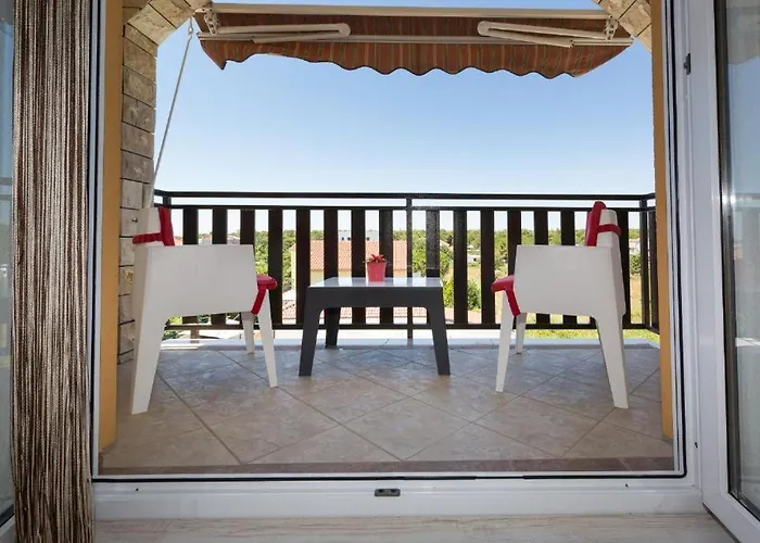 Apartments & Rooms Laganini Sara