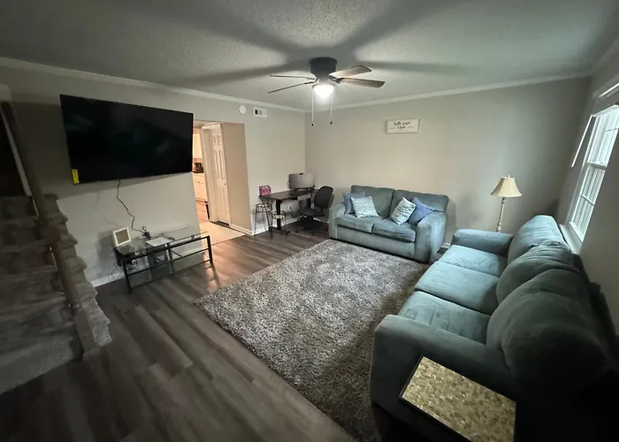 2Bed 3Bath Private And Close To Everything !