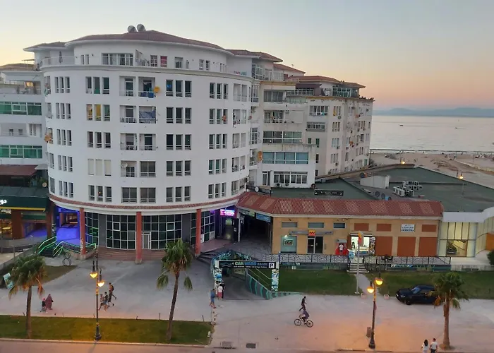 Oceanview Apartment With Stunning City View