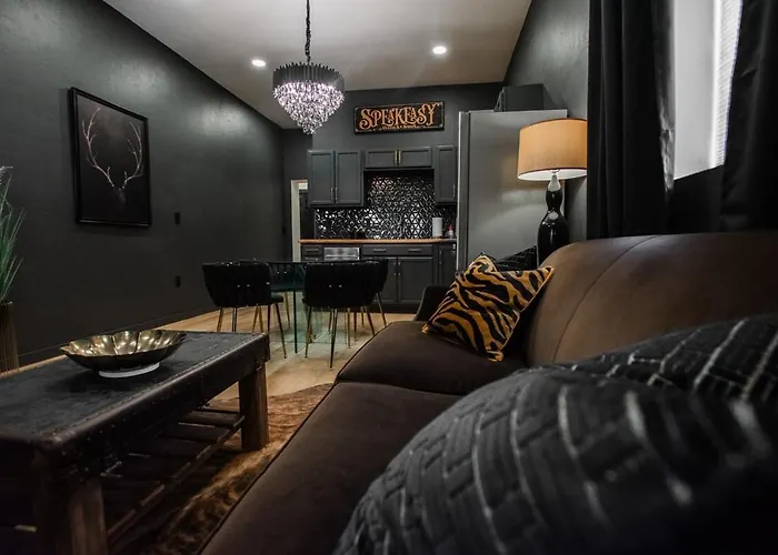 Speakeasy Suite At Arnotriplex-Close To Downtown-Pet Friendly!