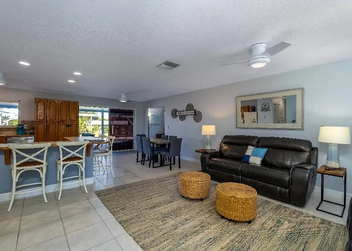 "Canal Dreams" 3 Br2 Ba Pool Home On The Canal