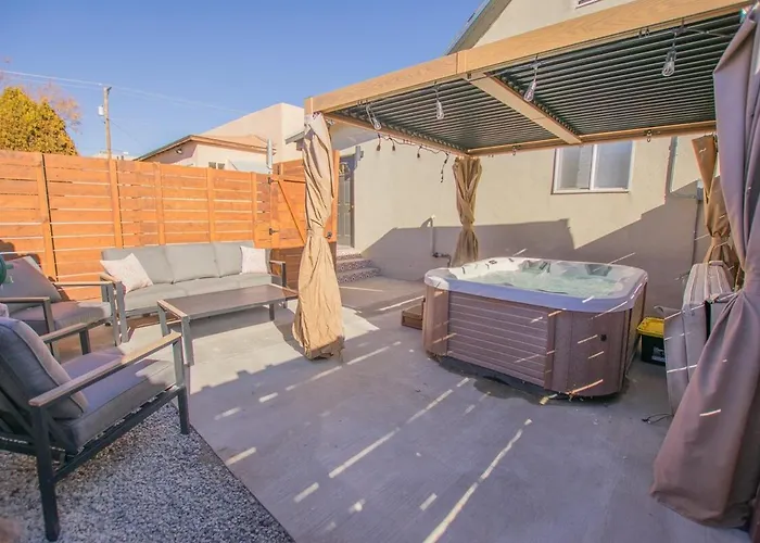 Terracotta Suite At Arnotriplex! Hot Tub-Close To Downtown-Pet Friendly-No Pet Fee!