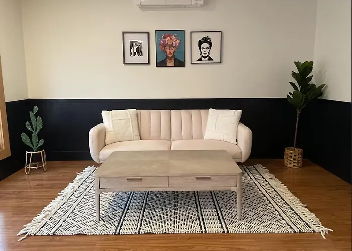 Cottage Street Downtown New Apartment