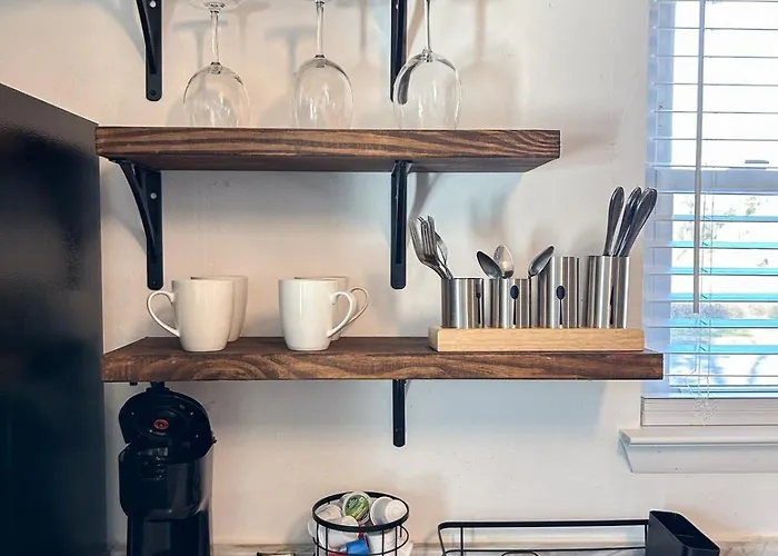 Studio A- Travel, Work And Play Only Minutes Away