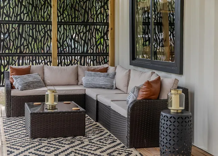 "Glamtainer" One Of A Kind Romantic Luxe Retreat, 8 Minutes To Emerald Beach, Outdoor Haven