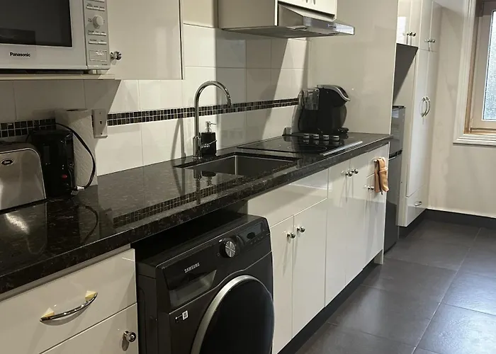 Luxury Vancouver Suite Near Skytrain With Direct Access To Yvr & Downtown