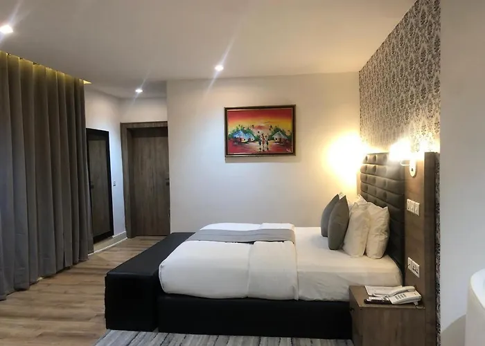 Crownsville Hotel - Airport Road