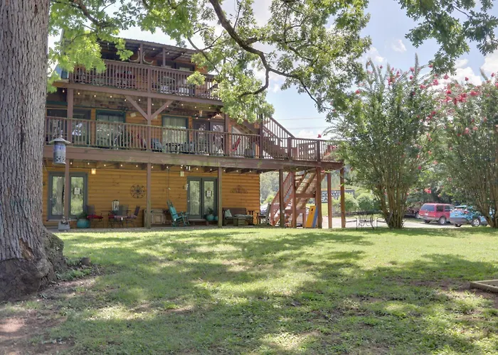 3 Mi To Great Smoky Mtn Np: Riverfront Retreat