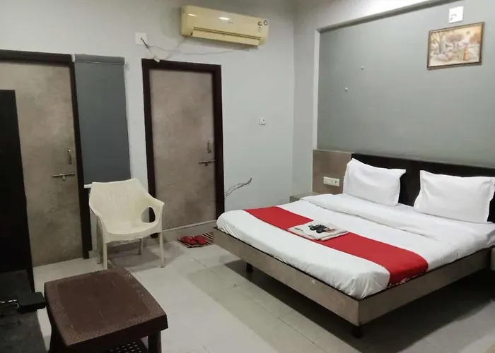 Hotel Cm Palace & Guest House & P.G Rooms