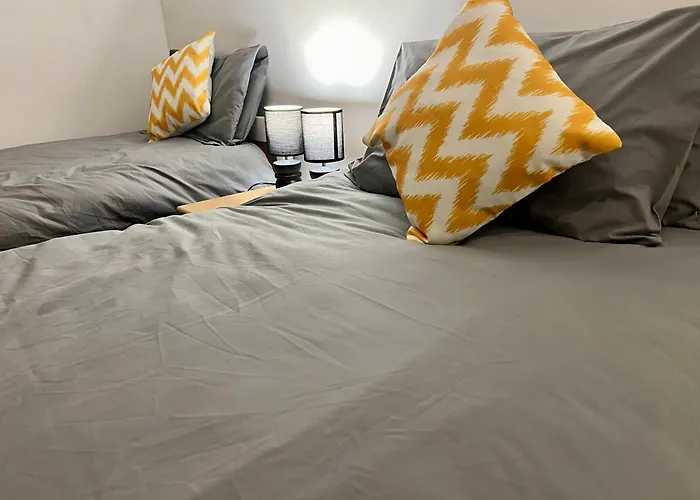 Central Halifax Work & Retreat Base - Two Bedroom House - Sleeps Up To 4 - Free Parking And Internet