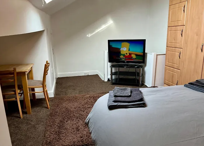Central Halifax Work & Retreat Base - Two Bedroom House - Sleeps Up To 4 - Free Parking And Internet
