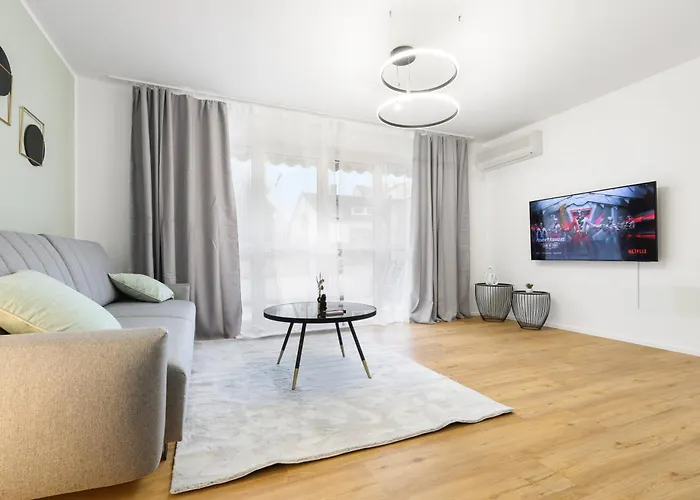 Cruwzo I Modern Centrally Located Apartment With Parking