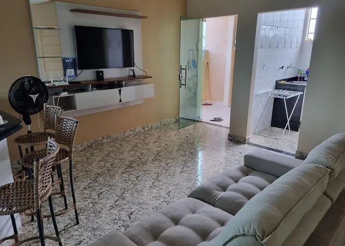 Casa espaçosa, Mobiliada e bem localizada