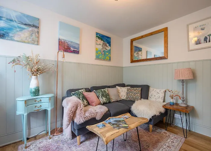 St Ives Apartment Less Than 5 Minutes Walk To Beach Parking Available