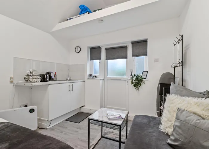 Studio Cottage With Shared Garden - 3Min To Bus Stop
