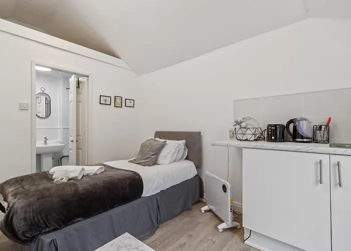 Studio Cottage With Shared Garden - 3Min To Bus Stop