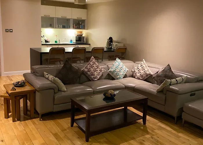 City Centre 2 Bedroom Apartment, Secure Parking.