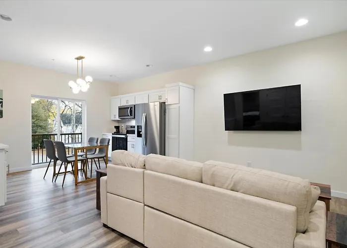 Fall At Golden Goose Including King Bed, Parking, Security And Laundry