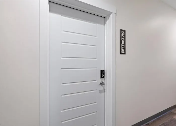 Fall At Golden Goose Including King Bed, Parking, Security And Laundry