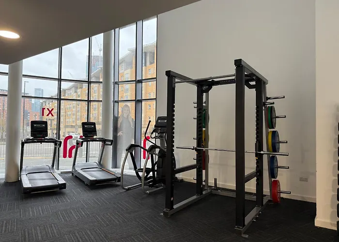 Stylish 1-Bed Apartment Near City Centre, Mediacityuk, Spinningfields, Old Trafford & Etihad, Sleeps 4, Netflix, Gym, Balcony, Nespresso Machine, Ideal For Professionals & Extended And Short Stays!