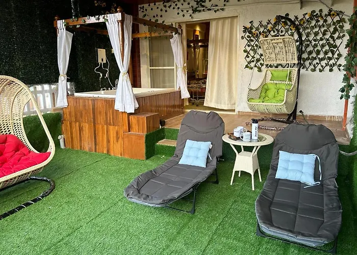 Jacuzzi Hut Staycation