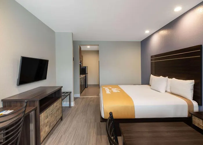 Days Inn & Suites By Wyndham La Porte