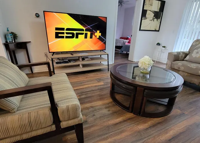 Spacious 2Br 2Ba Suite - Walk To Mall & Hospitals