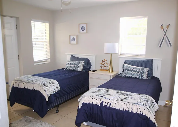 Naples Park Oasis - Cozy Two Bedroom Apartment