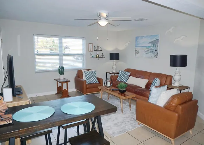 Naples Park Oasis - Cozy Two Bedroom Apartment
