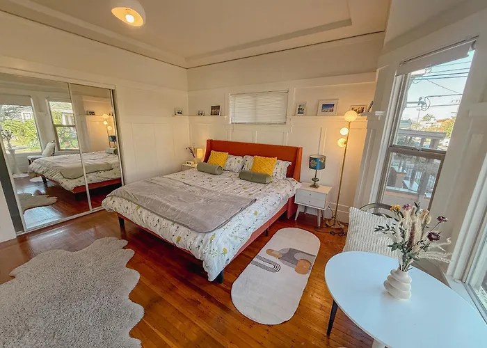 Bright, Modern & Artsy Space