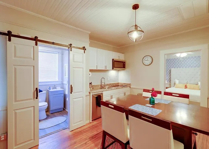 Cozy Centennial House Upstairs - Downtown Columbia