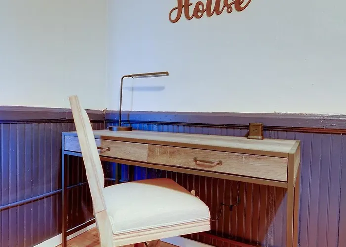 Cozy Centennial House Upstairs - Downtown Columbia