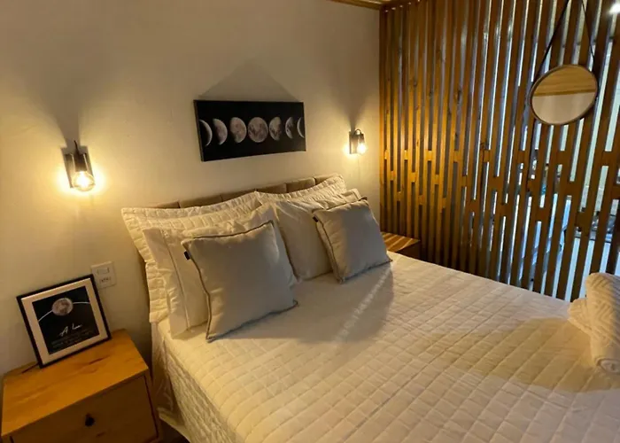 Shangri La Casas e Studios