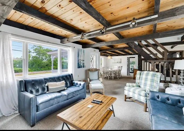 Family Lakeside Escape With Private Beach And Calm Waters