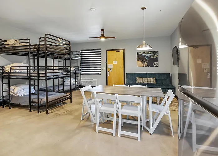 Modern Deluxe Suite For 10 With Pool