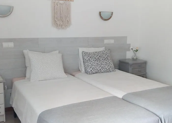 Gale Garden Retreat - Heated Pool & Bikes