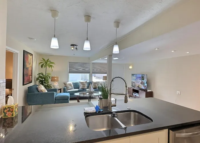 Spacious Renovated 1 Bedroom Siesta Key Beachside Vacation Rental Getaway