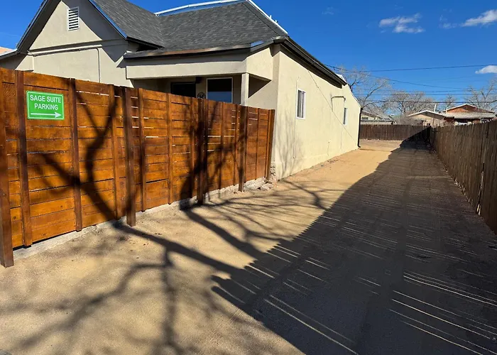 Sage Suite At Arnotriplex! Private Hot Tub-Close To Downtown-Pet Friendly-No Pet Fee!