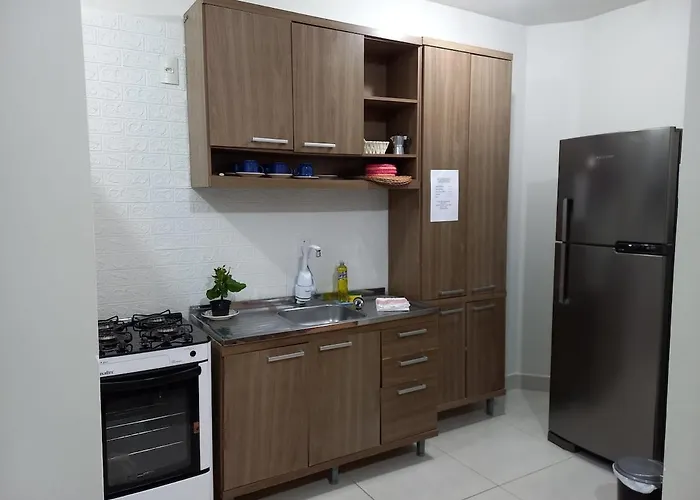 Espaço inteiro com mesa de trabalho