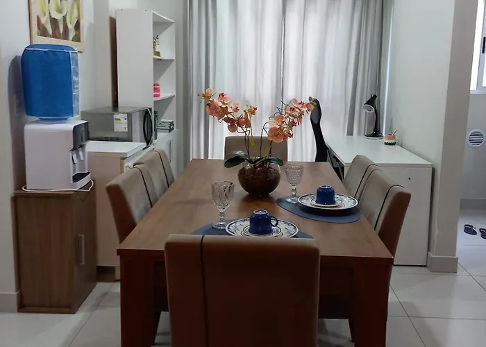 Espaço inteiro com mesa de trabalho