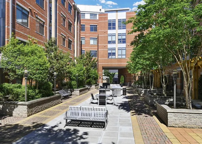 Spacious Comfort Near Downtown Hotspots