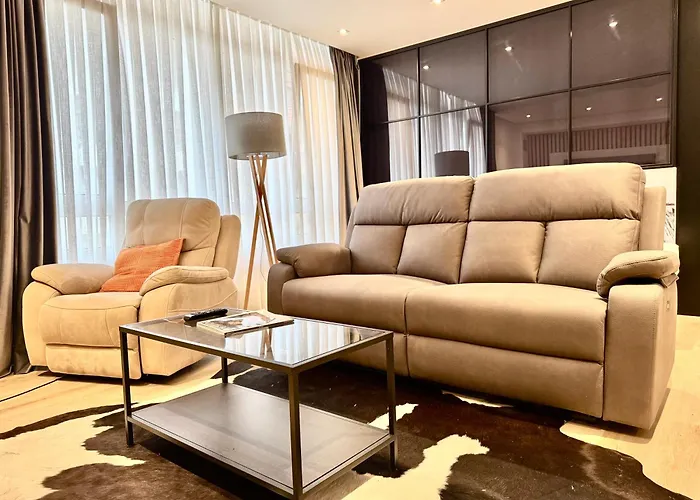SMALL LUX BEACHCITY LONG STAY FREE PARKiNG
