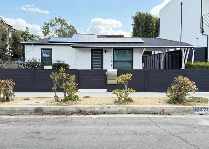 Modern Studio Stylish &Cozy Back Unit