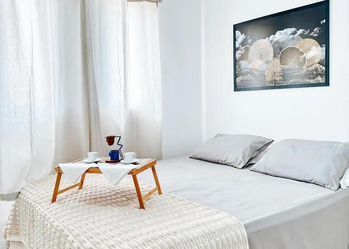 Apartamento 2 Quartos Super Decorado - Ar Condicionado nos Quartos - 1 Cama Queen - 2 Camas de Solteiro com Auxiliar - Cozinha Completa - Estacionamento Coberto Gratuito