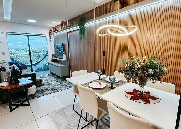 Apartamento 2 Quartos Super Decorado - Ar Condicionado nos Quartos - 1 Cama Queen - 2 Camas de Solteiro com Auxiliar - Cozinha Completa - Estacionamento Coberto Gratuito